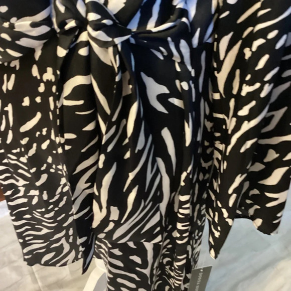 Donna Morgan Knee Legth Wrap Dress (Color: Black/Brush) - Picture 7 of 7